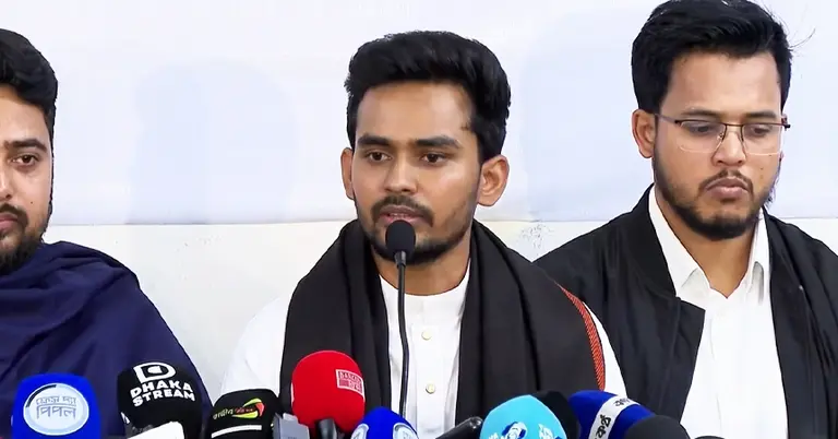 এনসিপির সংবাদ সম্মেলনে কথা বলছেন আসিফ মাহমুদ